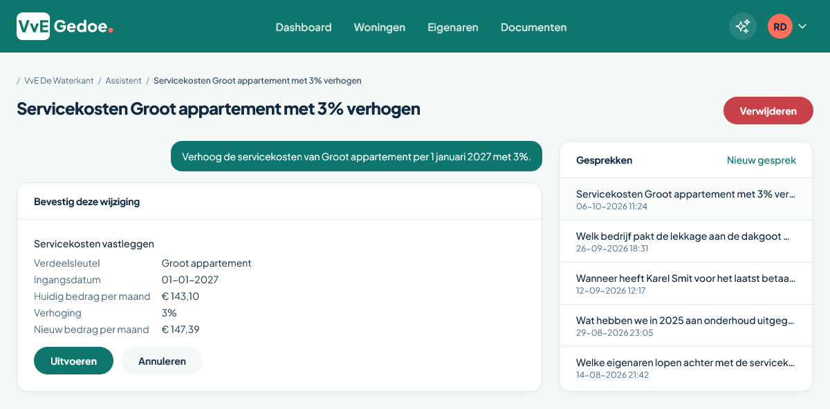 De AI-assistent stelt voor de servicekosten van Groot appartement per 1 januari 2027 met 3% te verhogen, met de knoppen Uitvoeren en Annuleren in VvE Gedoe